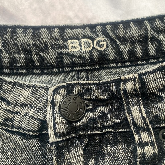 BDG Acid Wash Black High Rise Dree Cheeky Jean Shorts 27 W - Picture 4 of 5